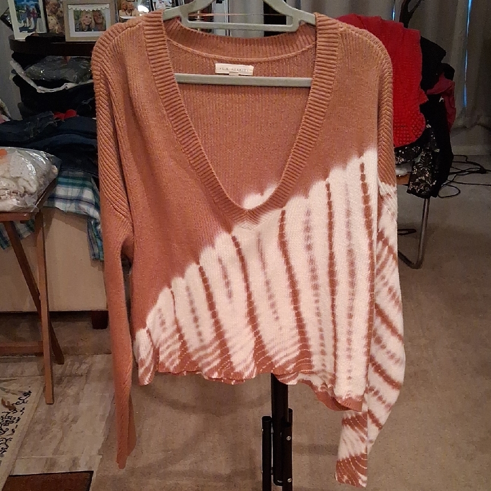La Hearts V-Neck Sweater in Tan and White